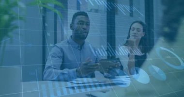 Ofisteki çeşitli profesyonellerle toplantıdan sonra iş veri analizi animasyonu. Takım çalışması, teknoloji, işbirliği