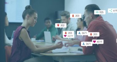 Çeşitli profesyonellerle yapılan iş toplantısıyla ilgili sosyal medya bilgilendirmeleri. takım çalışması, işbirliği, teknoloji, dijital, ağ oluşturma, iletişim