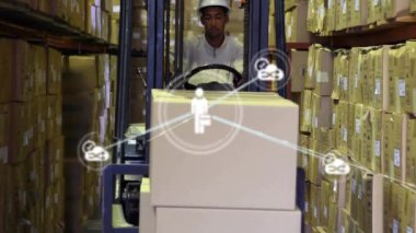 Depoda kutuları taşımak, depolama raflarında ağ bağlantıları olan işçiler. Lojistik, nakliye, teknoloji, otomasyon, bağlantı, envanter