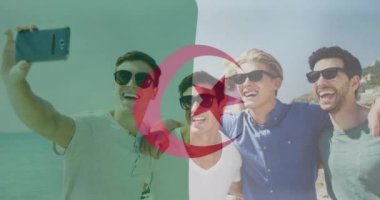 Bir grup arkadaş Cezayir bayrağı animasyonu yerine selfie çekiyorlar. eğlence, sosyal medya, teknoloji, mutluluk, açık hava, eğlence