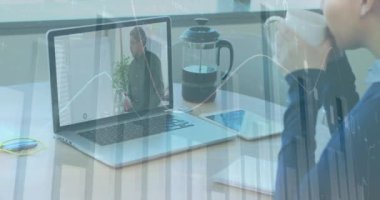 Not yazma, veri analizi animasyonlu online sunum izleyen kişi. uzaktan çalışma, çevrimiçi öğrenme, dijital, teknoloji, iş, analitik