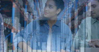 Mutlu kadın ve erkek depo çalışanlarından oluşan finansal grafikler. iş, finans ve dağıtım hizmetleri kavramı dijital olarak oluşturulmuş görüntü.