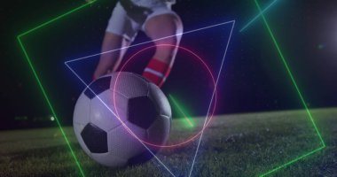 Kafkas erkek futbolcunun topa vuruşuna karşı neon şekiller ve ışık izleri. Spor teknolojisi kavramı