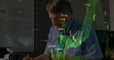 Akıllı telefon kullanan bir kadının veri işleme görüntüsü. Küresel iş dünyası dijital arayüz teknolojisi ve dijital olarak oluşturulan ağ konsepti.