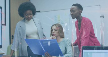 Veri işleme görüntüsü ve ofisteki çeşitli iş adamlarının üzerindeki lekeler. Küresel iş ve dijital arayüz kavramı dijital olarak oluşturulmuş görüntü.