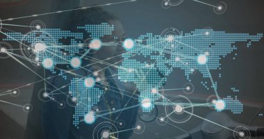 Akıllı telefon kullanan melez bir kadın üzerindeki dünya haritasıyla bağlantı ağının görüntüsü. Dijital olarak oluşturulmuş küresel bağlantılar, ağlar ve veri işleme kavramı.