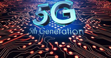 Mavi arkaplanda mikro işlemci bağlantılarına karşı 5g metnin dijital görüntüsü. Küresel ağ teknolojisi kavramı