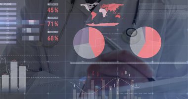 Kafkasyalı doktor üzerinden finansal veri işleme görüntüsü. Küresel tıp, teknoloji, veri işleme ve dijital arayüz kavramı dijital olarak oluşturuldu.