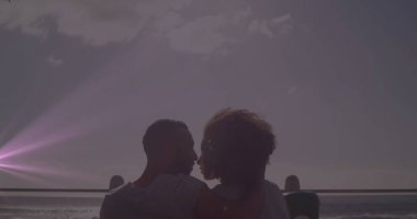 Çeşitli çiftlerin öpüşmelerinin üzerindeki ışık lekeleri. Boş zaman ve dijital arayüz kavramı dijital olarak oluşturuldu.