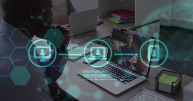 Medya simgeleri, çeşitli iş adamlarının ofiste imaj araması üzerine kuruludur. Küresel iş ve dijital arayüz kavramı dijital olarak oluşturulmuş görüntü.