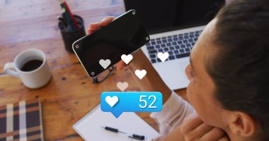 Melez bir kadının imaj araması üzerine medya simgesi. Küresel iş ve dijital arayüz kavramı dijital olarak oluşturulmuş görüntü.