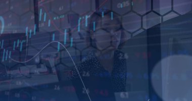 Bilgisayarda çalışan beyaz bir kadının grafikleri ve verileri. İş, ağ, bağlantılar, iletişim ve teknoloji konsepti dijital olarak oluşturulmuş görüntü.