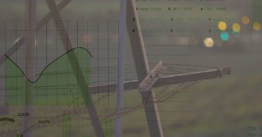 Rüzgâr türbini ve direklerin üzerindeki veri işleme görüntüsü. Küresel finans ve ticari başarı kavramı dijital olarak oluşturulmuş görüntü.