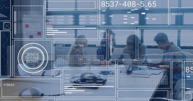 Ofisteki çeşitli iş adamları üzerindeki dijital ekranlarda veri işleme görüntüsü. İş, veri işleme ve teknoloji konsepti dijital olarak oluşturuldu.