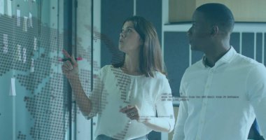 Çeşitli iş adamları üzerinde veri işleme ve küreye ait görüntüler. Küresel iş, bilgisayar ve dijital arayüz kavramı dijital olarak oluşturulmuş görüntü.