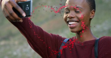 Mutlu bir Afrikalı Amerikalı kadının selfie çekmesi yerine kalp resmi. Tatiller, tatiller, rahatlama, sosyal medya ve dijital olarak oluşturulan küresel iletişim konsepti.