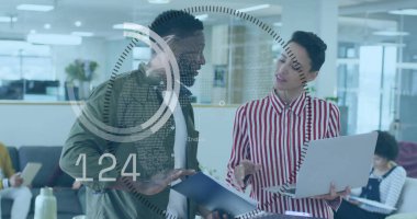 Ofisteki çeşitli iş adamlarının veri işleme görüntüsü. Küresel iş ve dijital arayüz kavramı dijital olarak oluşturulmuş görüntü.