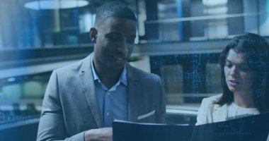 Ofisteki çeşitli iş adamlarının veri işleme görüntüsü. Küresel iş ve dijital arayüz kavramı dijital olarak oluşturulmuş görüntü.