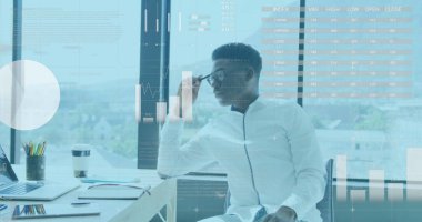 Bilgisayarı kullanan Afrikalı Amerikalı iş adamının istatistik ve veri işleme görüntüsü. küresel iş, finans ve veri işleme kavramı dijital olarak oluşturulmuş görüntü.