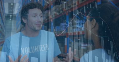 Beyaz erkek ve İspanyol kadın iş arkadaşları depoda tartışıyorlar. Her ikisi de gündelik kıyafetler giyiyor ve dijital grafikler sahne örtüşüyor.