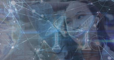 Akıllı telefon kullanan melez bir kadın yerine dünya ile bağlantı ağının görüntüsü. Dijital olarak oluşturulmuş küresel bağlantılar, ağlar ve veri işleme kavramı.