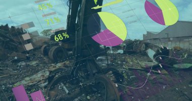 Hurda makinesinin düşük açılı görüntüsü üzerinde bilgi arayüzü resmi. Dijital bileşik, çoklu pozlama, rapor, finans, veritabanı, çöp ve geri dönüşüm kavramı.