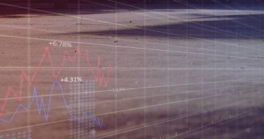 Sokaklarda dolaşan farklı insanların sayılarla finansal veri işleme görüntüsü. Küresel finansman, yaşam tarzı ve dijital arayüz kavramı dijital olarak oluşturulmuş görüntü.