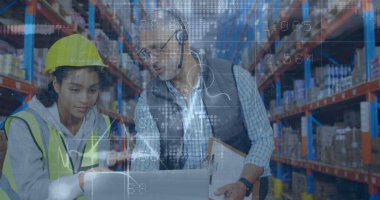 Dizüstü bilgisayarı olan erkek ve kadın depo çalışanları üzerinden finansal grafikler. iş, finans ve dağıtım hizmetleri kavramı dijital olarak oluşturulmuş görüntü.