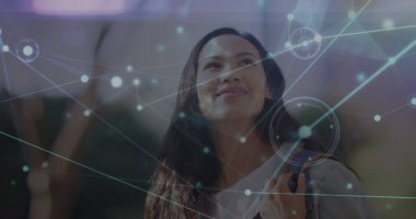 Şehirdeki iki ırklı kadın üzerindeki bağlantıların görüntüsü. Dijital olarak oluşturulmuş küresel bağlantılar, ağlar ve veri işleme kavramı.