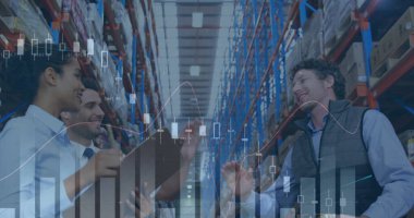 Mutlu kadın ve erkek depo çalışanlarından oluşan finansal grafikler. iş, finans ve dağıtım hizmetleri kavramı dijital olarak oluşturulmuş görüntü.