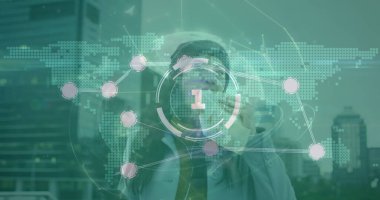 Akıllı telefonu olan melez bir kadın yerine dünya haritası ve veri ile bağlantı ağının görüntüsü. Dijital olarak oluşturulmuş küresel bağlantılar, ağlar ve veri işleme kavramı.