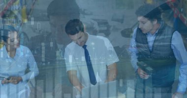 İki beyaz adam ve bir İspanyol kadın birlikte bir dizüstü bilgisayarı inceliyor. Hepsi iş kıyafeti giyiyor, ofis ortamında ekrana odaklanıyor.