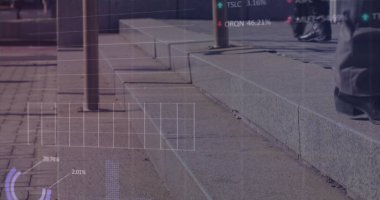 Sokaklarda dolaşan farklı insanların sayılarla finansal veri işleme görüntüsü. Küresel finansman, yaşam tarzı ve dijital arayüz kavramı dijital olarak oluşturulmuş görüntü.