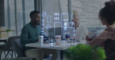 Ofisteki çeşitli iş adamları yerine veri işleme ve dijital şehir imajı. Küresel iş ve dijital arayüz kavramı dijital olarak oluşturulmuş görüntü.