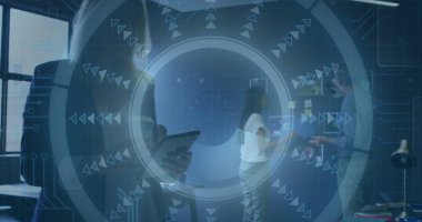 Ofisteki çeşitli iş adamlarının veri işleme görüntüsü. Küresel iş ve dijital arayüz kavramı dijital olarak oluşturulmuş görüntü.