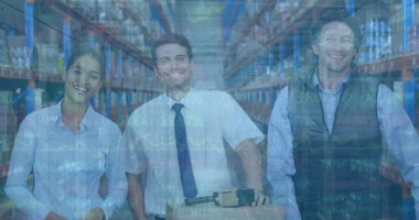 Mutlu kadın ve erkek depo çalışanlarından oluşan finansal grafikler. iş, finans ve dağıtım hizmetleri kavramı dijital olarak oluşturulmuş görüntü.