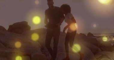 Yürüyen farklı çiftlerin üzerindeki lekelerin görüntüsü. Boş zaman ve dijital arayüz kavramı dijital olarak oluşturuldu.