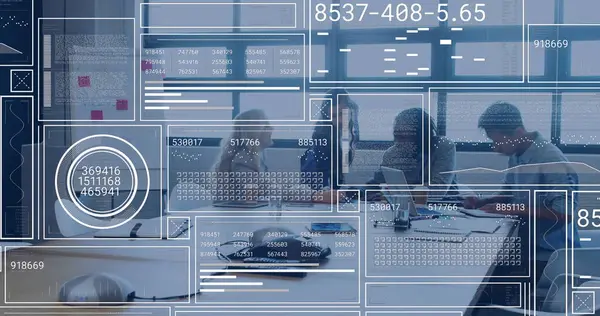 Ofisteki çeşitli iş adamları üzerindeki dijital ekranlarda veri işleme görüntüsü. İş, veri işleme ve teknoloji konsepti dijital olarak oluşturuldu.