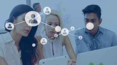 Ofiste iş birliği yapan çeşitli meslektaşlar üzerinde bağlı kullanıcı simgeleri ağı canlandırılıyor. Teknoloji, takım çalışması, işbirliği, ağ oluşturma, çeşitlilik, dijital