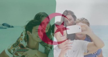 Arkadaşların sahilden hoşlanması ve selfie çekmesi üzerine Cezayir bayrağı animasyonu. tatil, kutlama, seyahat, eğlence