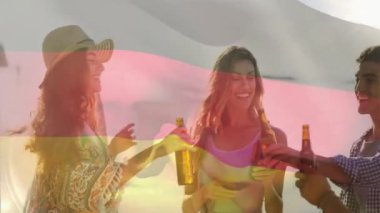 Bira şişeleriyle kadeh kaldıran arkadaşlar, Alman bayrağı animasyonunu kutlayan arkadaşlar. renkler, parti