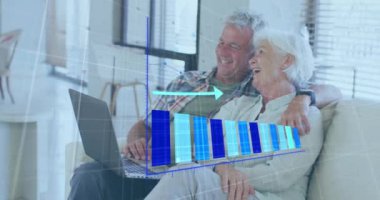 Kanepede dizüstü bilgisayar kullanan yaşlı bir çiftin çizelgesi ve çizelgesi. Veri görselleştirme, teknoloji, çevrimiçi, istatistik, analiz, oturma