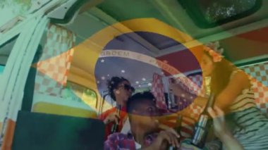 Brezilya bayrak animasyonunda içen ve şarkı söyleyen arkadaşlar. Seyahat, parti, kutlama, eğlence, macera, yolculuk