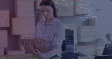 Finansal verileri analiz etmek, borsa animasyonu üzerinde dizüstü bilgisayarı olan bir iş kadını. finans, analiz, yatırım, teknoloji, ekonomi, meslek