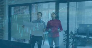 Finansal veri animasyonu işleniyor, iş adamları ofiste planları tartışıyor. finans, işbirliği, takım çalışması, planlama, analiz, kurumsal