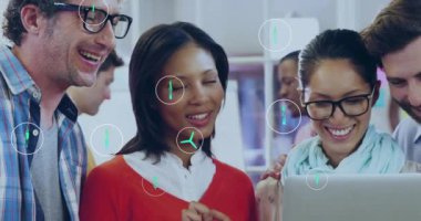 Çevresel ikon animasyonları olan dizüstü bilgisayar kullanan bir grup insan. Teknoloji, takım çalışması, sürdürülebilirlik, çeşitlilik, işbirliği, yenilik