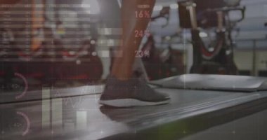 Spor salonunda koşu bandında koşan birinin sağlık bilgileri ve dünya haritası animasyonu. teknoloji, egzersiz, kardiyo, eğitim, egzersiz, sağlık