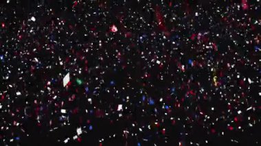 Siyah arka planda renkli konfeti animasyonu düşüyor. Kutlama, parti, şenlik, eğlence, coşku, fon