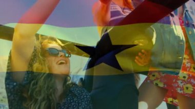 İçkilerle kutluyoruz, insanlar arka planda Gana bayrağı animasyonu sallıyor. Kutlama, parti, eğlence