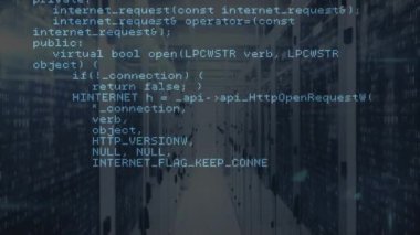 Veri merkezindeki sunucuların üzerindeki bilgisayar kodları yanıp sönüyor. Teknoloji, kodlama, altyapı, dijital, ağ, programlama